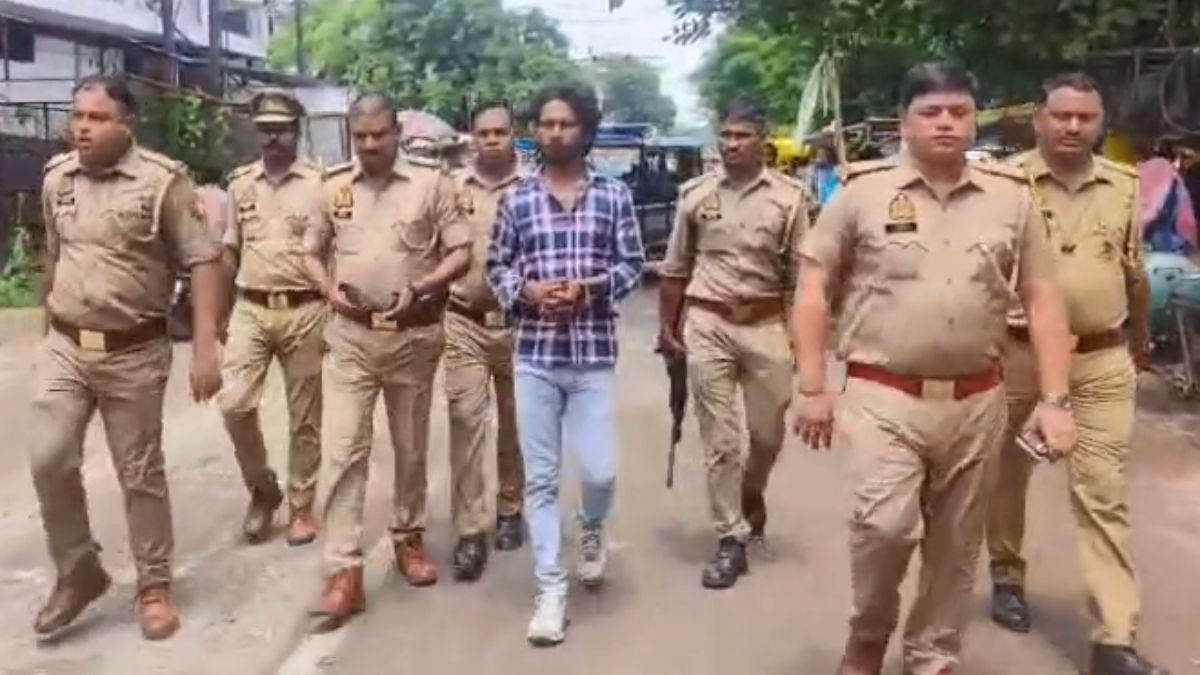 घर पर पथराव और धमकी के आरोपी की कानपुर पुलिस ने निकाली हेकड़ी, गिरफ्तार कर सड़कों पर निकाला पैदल जुलूस