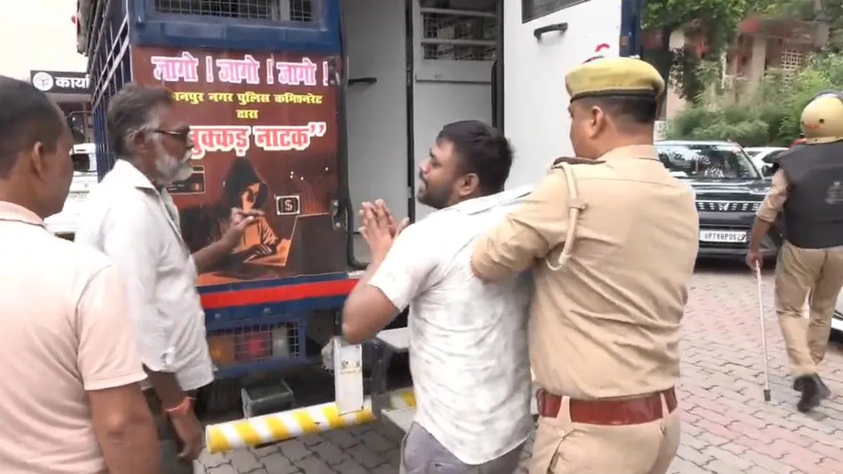 कानपुर RTO ऑफिस में छापेमारी, 22 दलाल पकड़े, बाबू के पास मिला लाखों का कैश raid was conducted at the Kanpur RTO office on Monday, during which there was an atmosphere of cha- India TV Hindi