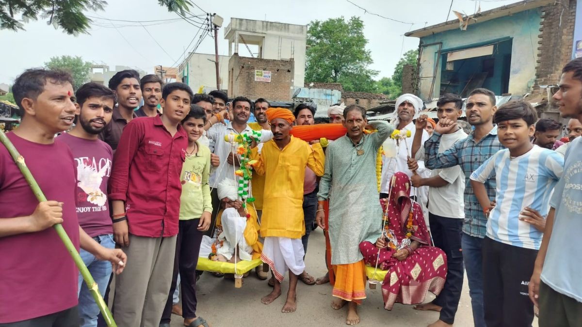 कलियुग के श्रवण कुमार बने खुशीराम पाल, माता-पिता को पालकी में बैठाकर 15 किमी पैदल ले गए झूमरनाथ धाम