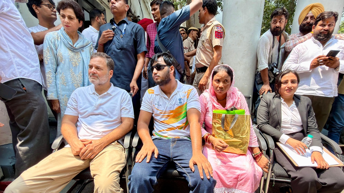 'जब तक FIR नहीं, तब तक नहीं हटेंगे', संसद मार्ग थाने के बाहर राहुल के साथ प्रियंका भी धरने पर बैठीं