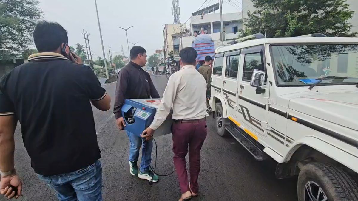 मध्य प्रदेश में ऑटो चालक के घर से मिले करोड़ों रुपए, नोट गिनने के लिए मंगवानी पड़ी मशीन, अधिकारी भी दंग