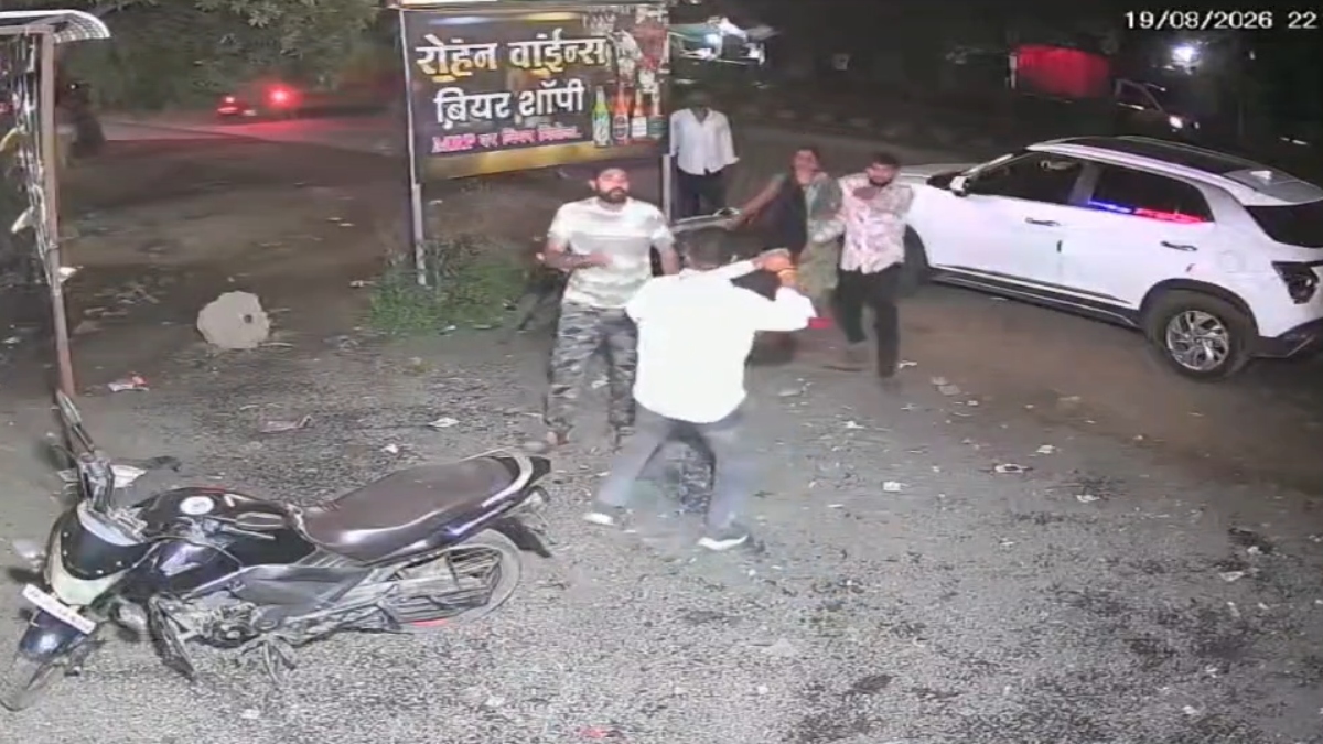 लातूर में धारदार हथियार से युवक पर जानलेवा हमला, पागलों की तरह कोयता लहराता दिखा शख्स