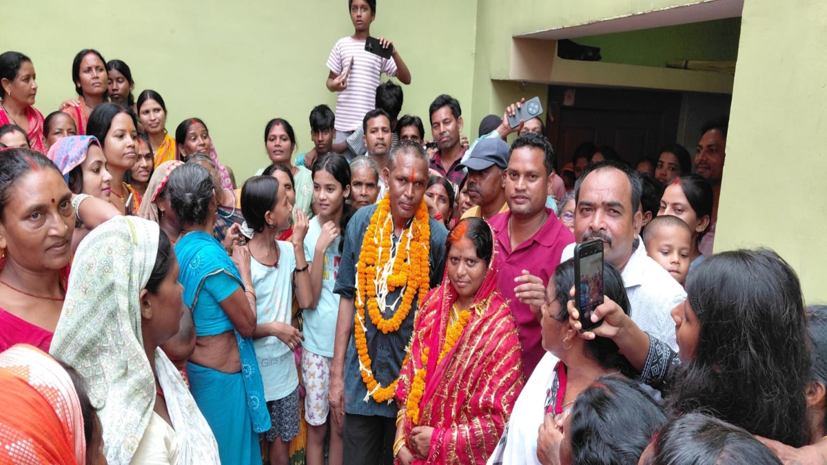 20 साल बाद घर लौटा लापता पति, पत्नी की भरी मांग, देखकर रो पड़ा पूरा गांव-देखें वीडियो