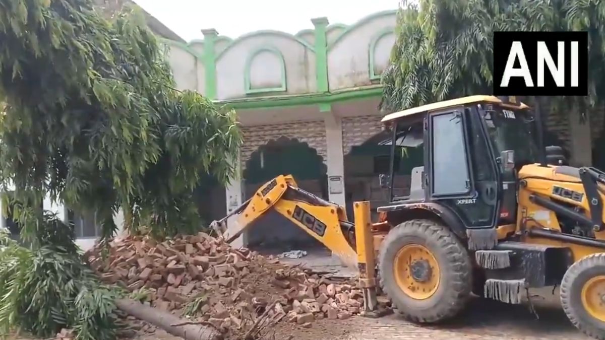 VIDEO: जिस मदरसे पर था हिंदू लड़कियों के धर्म परिवर्तन का आरोप, वहां गरजा बाबा का बुलडोजर; ढहाई गई इमारत