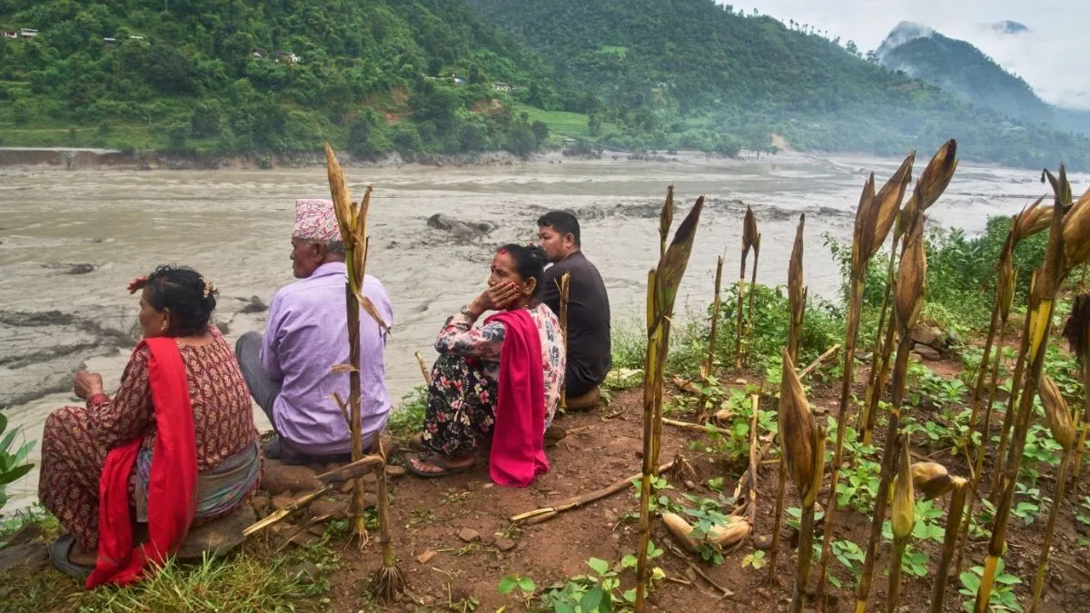 नेपाल में आई तबाही का आज पांचवां दिन है। अभी भी हजारों लोग लापता हैं। कई फीट तक जमे मलबे के नीचे जिंदगी की तलाश हो रही है। लेकिन जिस तरह से मौसम बदल रहा है, तिब्बत-नेपाल बॉर्डर पर नई बनी झील से पानी रिस रहा है। उससे नेपाल में नई सैलाबी तबाही का खतरा बना हुआ है। नेपाल में इस वक्त ग्राउंड जीरो पर क्या चल रहा है, 26 अगस्त को आए फ्लैश फ्लड में कितनी तबाही हुई, मलबे में दबे लोगों का कैसे रेस्क्यू ऑपरेशन किया जा रहा है, इस फोटो गैलरी में जानिए।