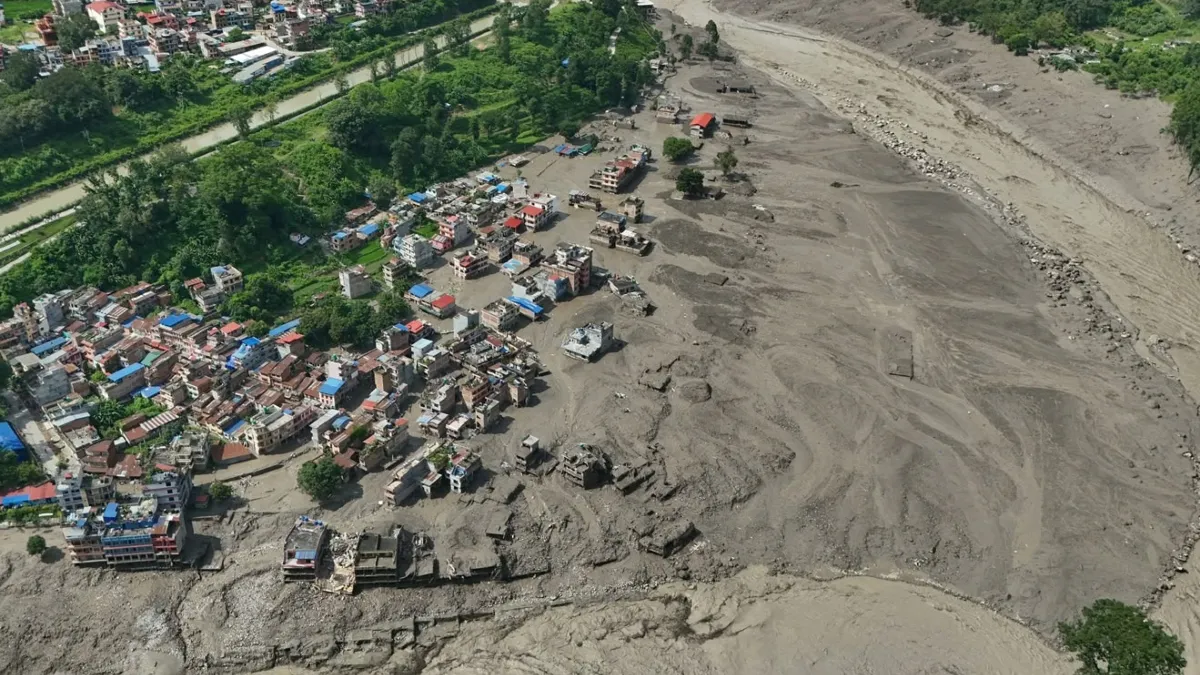 सैलाब ने नेपाल के इंफ्रास्ट्रक्चर को भी बड़ा नुकसान पहुंचाया है। कई हाईवे और संपर्क मार्ग बंद हो गए हैं। पुलों के बह जाने से प्रभावित इलाकों तक पहुंचना रेस्क्यू एजेंसियों के लिए बड़ी चुनौती बन गया है।