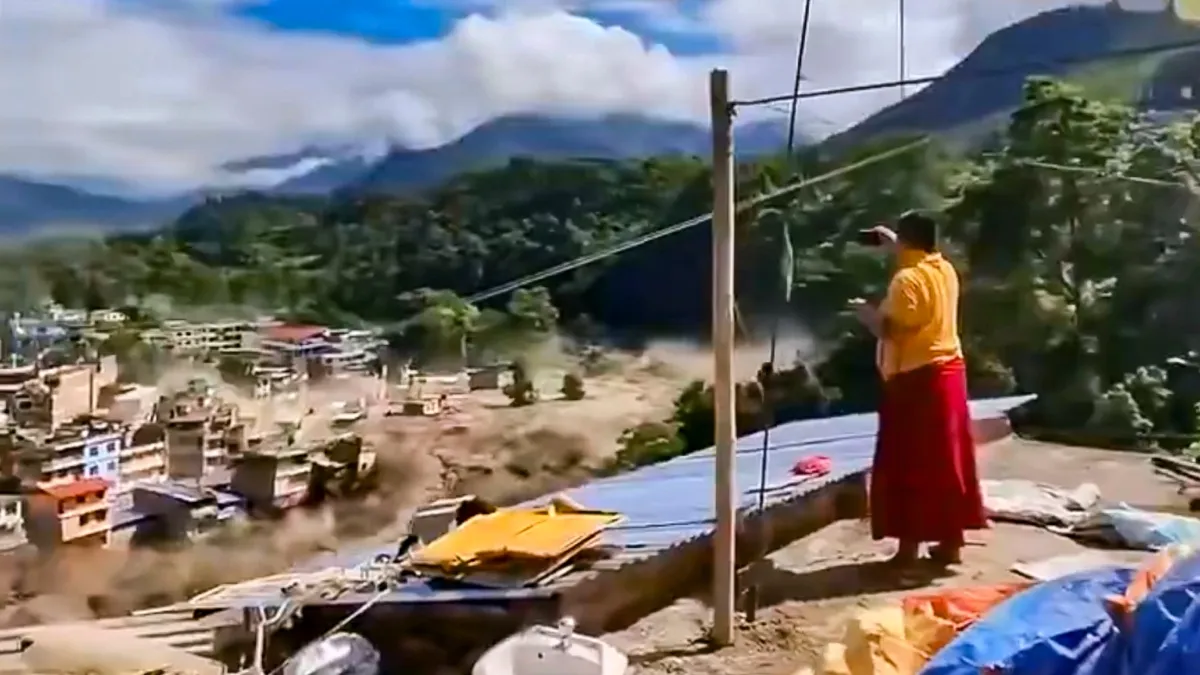 नेपाल इलेक्ट्रिसिटी अथॉरिटी के मुताबिक, छह बड़े हाइड्रोपावर और ट्रांसमिशन प्रोजेक्ट्स को नुकसान पहुंचा है। बाढ़ से बिजली उत्पादन और ट्रांसमिशन व्यवस्था पर भी असर पड़ा है।