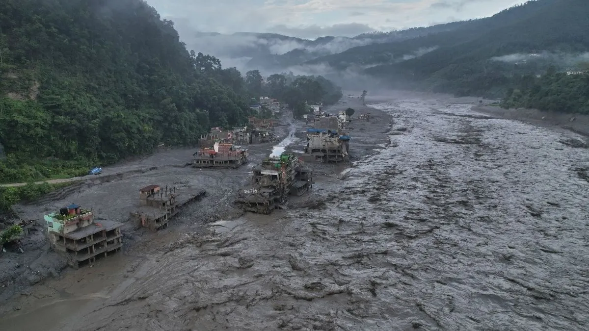 नेपाल में तबाही से मरने वालों का आंकड़ा बढ़ता जा रहा है। मरने वालों की संख्या 788 तक पहुंच गई है, वहीं 2 हजार 500 से ज्यादा लोग लापता हैं। उधर, तिब्बत में सैलाब से 16 लोगों की मौत हो चुकी है, 550 लोगों को पता नहीं चल रहा है। इस बीच नेपाल के रसुवा और नुवाकोट से लेकर ग्यिरांग पोर्ट तक रेस्क्यू ऑपरेशन तेज हो गया है। फ्लैश फ्लड के बाद फंसे लोगों को हेलीकॉप्टर से एयरलिफ्ट किया जा रहा है। मलबे के नीचे दबे लोगों को निकालने का काम हो रहा है। नेपाल में अब तक 9 हजार 500 से ज्यादा लोगों का रेस्क्यू किया जा चुका है।