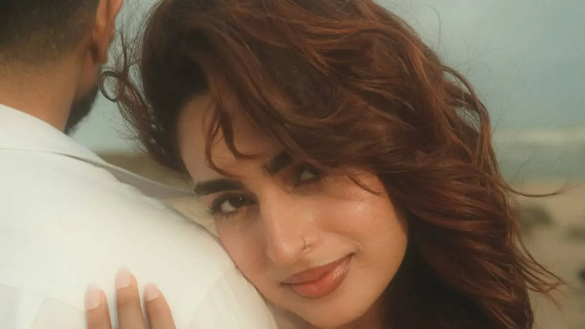 आयशा ने अभी तक अपनी इंगेजमेंट की अफवाहों को आधिकारिक तौर पर कन्फर्म नहीं किया है। इस सस्पेंस को बरकरार रखते हुए बिग बॉस 17 फेम एक्ट्रेस ने कैप्शन में बस इतना ही लिखा, "एक सपना।" एक्ट्रेस के कैप्शन से ऐसा लग रहा है जैसे ये किसी ब्रांड का प्रमोशनल शूट है।