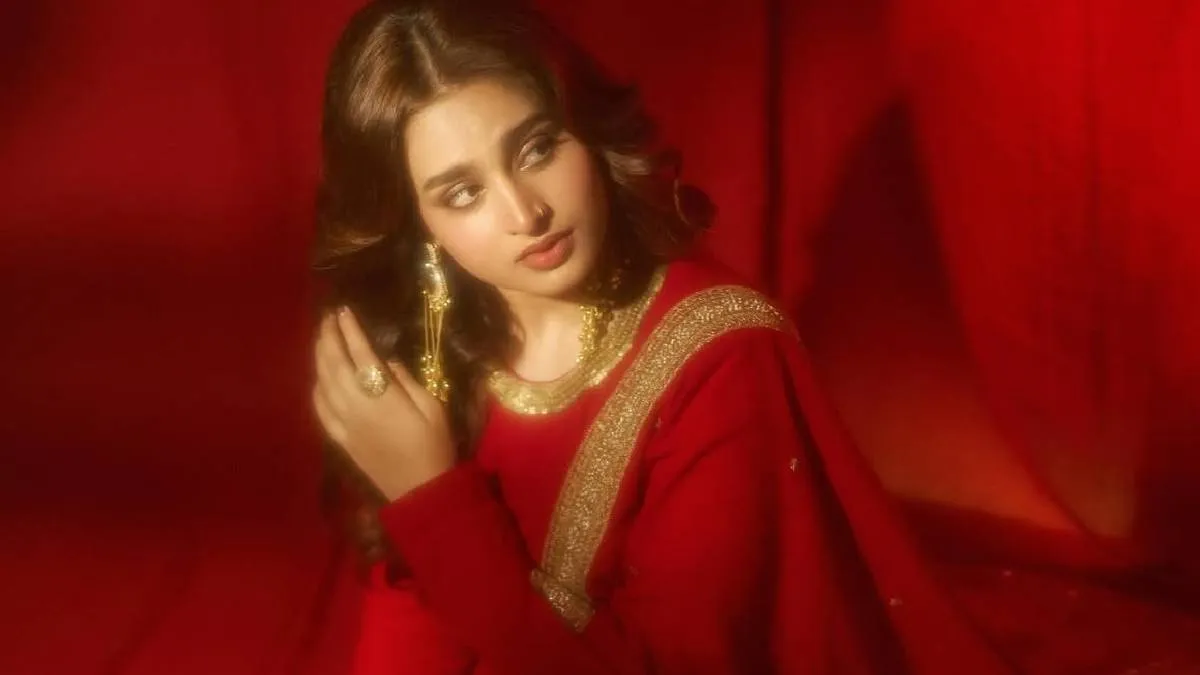 बता दें, आयशा खान को धुरंधर के सुपरहिट गाने 'शरारत' के बाद बहुत लोकप्रियता मिली, जिसमें उनके साथ क्रिस्टल डिसूज़ा भी थीं। दोनों ने इस गाने में अपने मूव्ज से सबको हैरान कर दिया था।