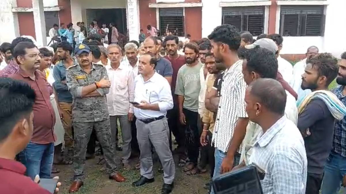 शर्मनाक! स्कूल में शरारती छात्रों ने छात्राओं को पिलाई पेशाब, शिकायत पर बोले प्राचार्य- 'चॉकलेट खा लो'