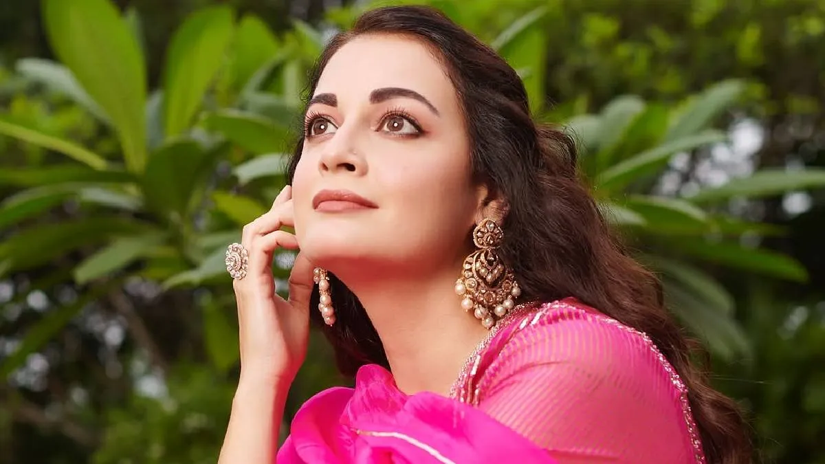 'जब मुझे ये चीज समझ आ गई, मेरे अंदर से एक डर निकल गया। फिर ये मायने नहीं रखता कि कमरे में 500 लोग हैं या 1000। ये मेरे करियर के शुरुआती दिनों से जुड़ी ऐसी चीजों में से है, जिसने मुझे वो कलाकार बनाया जैसी मैं आज हूं। अगर मैं किसी किरदार या सीन की गहराई, बारीकी का असली जीवन में अनुभव ला पाती हूं तो उसकी वजह 25 सालों का सफर है।'