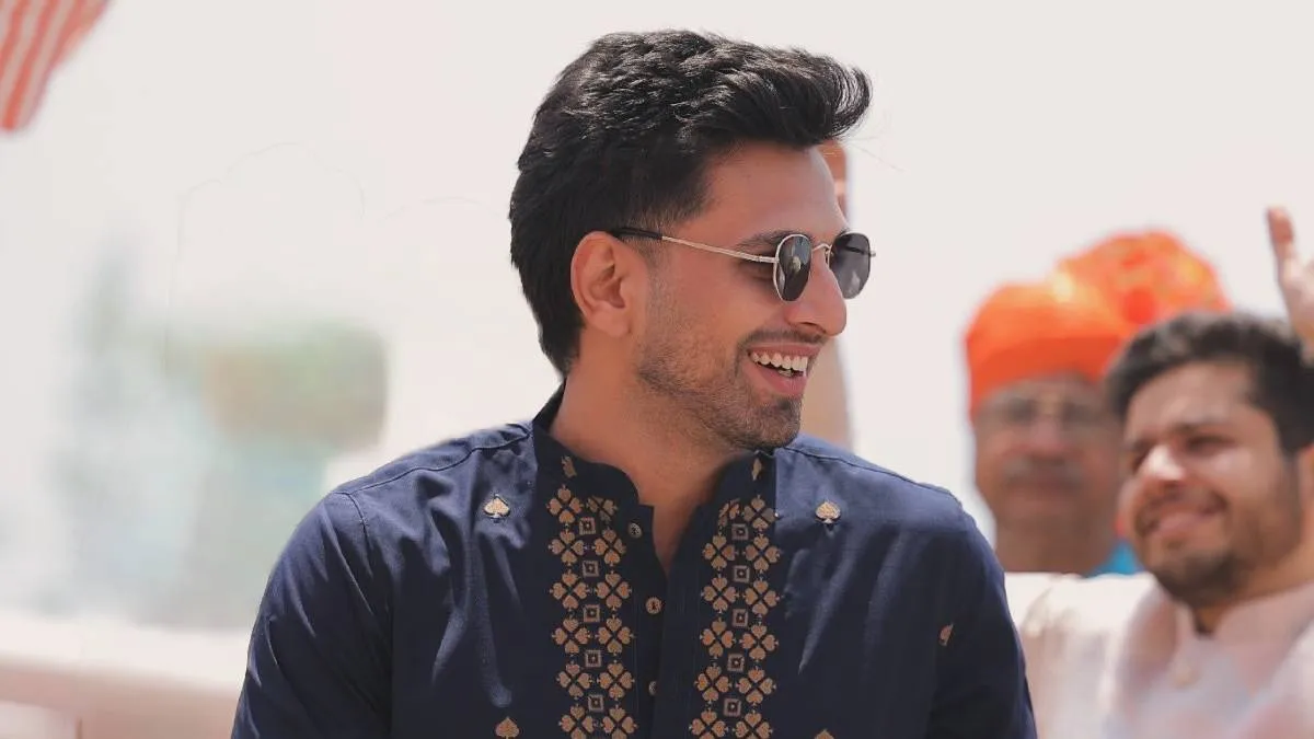 नितीश शर्मा निभा रहे शत्रुघ्न की भूमिका- शत्रुघ्न, राजा दशरथ और सुमित्रा के बेटे और लक्ष्मण के जुड़वां भाई थे। नितेश तिवारी की 'रामायण' में शत्रुघ्न की भूमिका नितीश शर्मा निभा रहे हैं। शत्रुघ्न को भगवान विष्णु के सुदर्शन चक्र का अवतार माना जाता है। नितीश शर्मा पिछले दिनों प्राइम वीडियो की 'प्यार पैसा प्रॉफिट' में नजर आए थे।