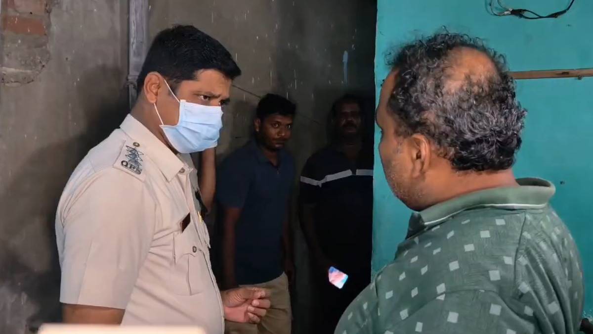 किचन के स्लैब के नीचे से आ रही थी बदबू, तोड़ने पर मिला महिला का शव, बेटे पर मां की हत्या का शक
