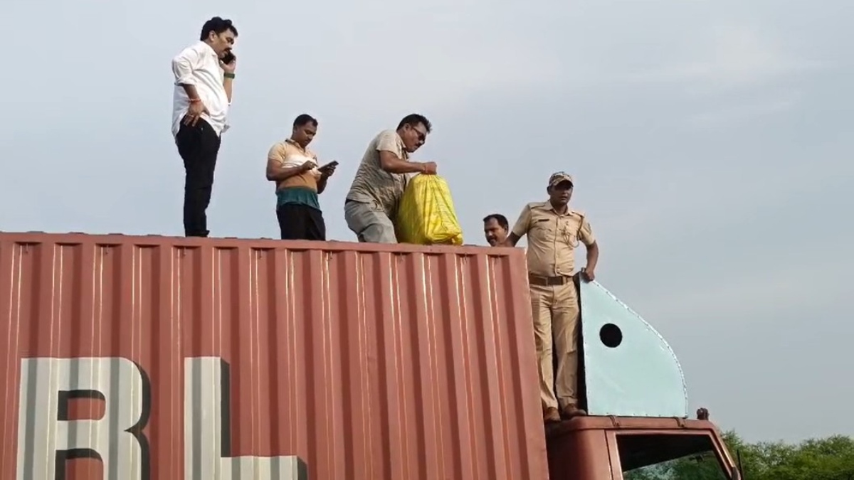 पुलिस को देखकर ट्रक छोड़कर भागा ड्राइवर, वाहन से निकला 13 करोड़ रुपये का ऐसा सामान कि