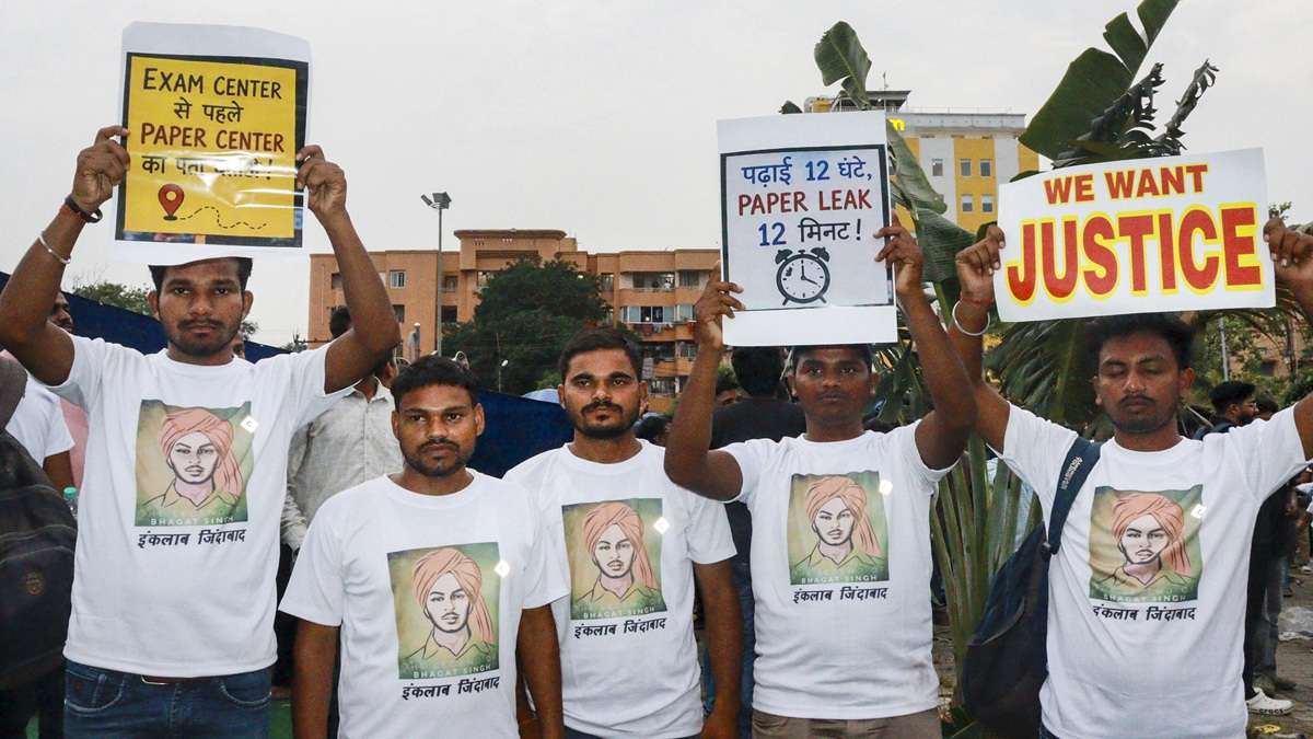 रांची में पेपर लीक के खिलाफ प्रोटेस्ट का 12वां दिन, छात्रों से मिल सकते हैं मंत्री