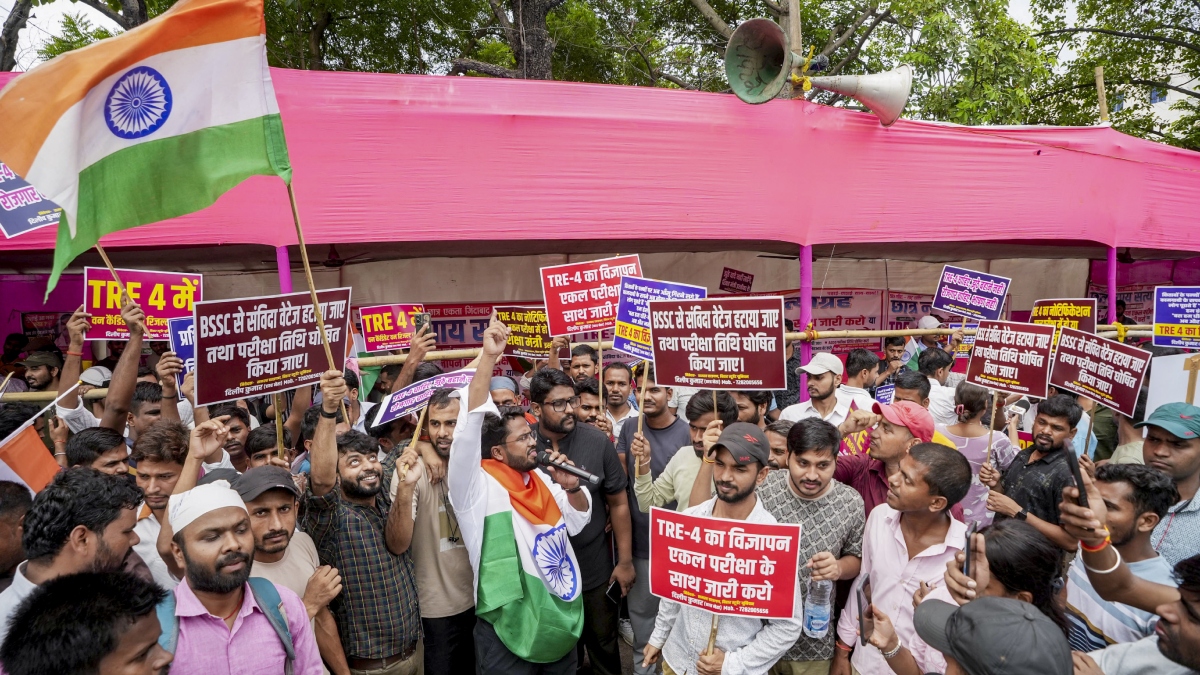 बिहार सरकार ने 32000+ पदों पर निकाली शिक्षक भर्ती, फिर भी पटना में धरना क्यों दे रहे छात्र? बता दी अपनी मांगें