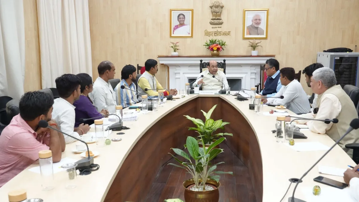 पटना के गर्दनीबाग में अनशन कर रहे ऑल पीएचडी होल्डर्स एंड रिसर्च एसोसिएशन के छात्रों ने किया प्रदर्शन वापस लेने का ऐलान, राज्यपाल से वार्ता के बाद फैसला patna governor and student protestors talk- India TV Hindi