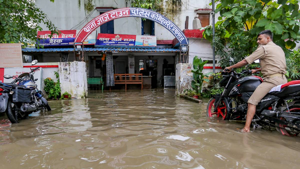 उन्नाव के रिहायशी इलाकों में चली नाव, प्रयागराज में पुलिस थाने डूबे, गली-मोहल्लों में 4 फीट तक भरा पानी