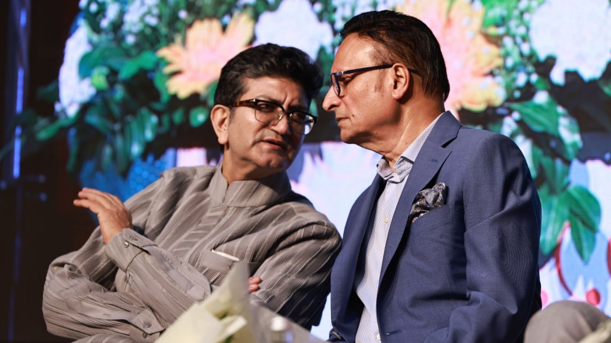 रजत शर्मा ने प्रसून जोशी को किया सम्मानित, बोले- उन्होंने बढ़ाया है हिंदी का गौरव