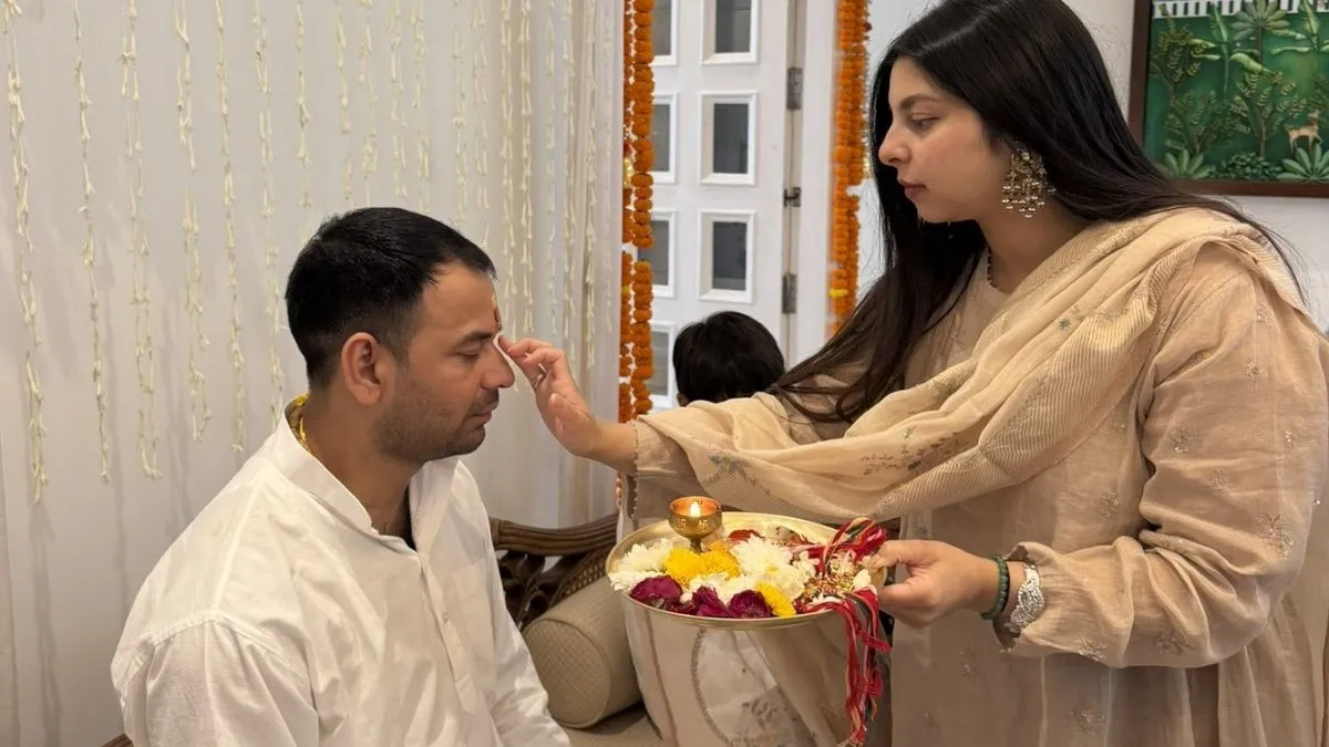 तेज प्रताप यादव ने एक्स हैंडल पर तस्वीर शेयर कर कहा कि रक्षाबंधन के पावन अवसर पर मेरी प्यारी छोटी बहन राजलक्ष्मी ने बड़े प्रेम और स्नेह के साथ मेरी कलाई पर राखी बाँधी। इस खूबसूरत पल पर मैंने उसे अपना ढेर सारा प्यार और आशीर्वाद दिया तथा भगवान से प्रार्थना की कि उसका भविष्य सदैव उज्ज्वल रहे, वह जीवन में खूब आगे बढ़े और हर खुशी मिले।