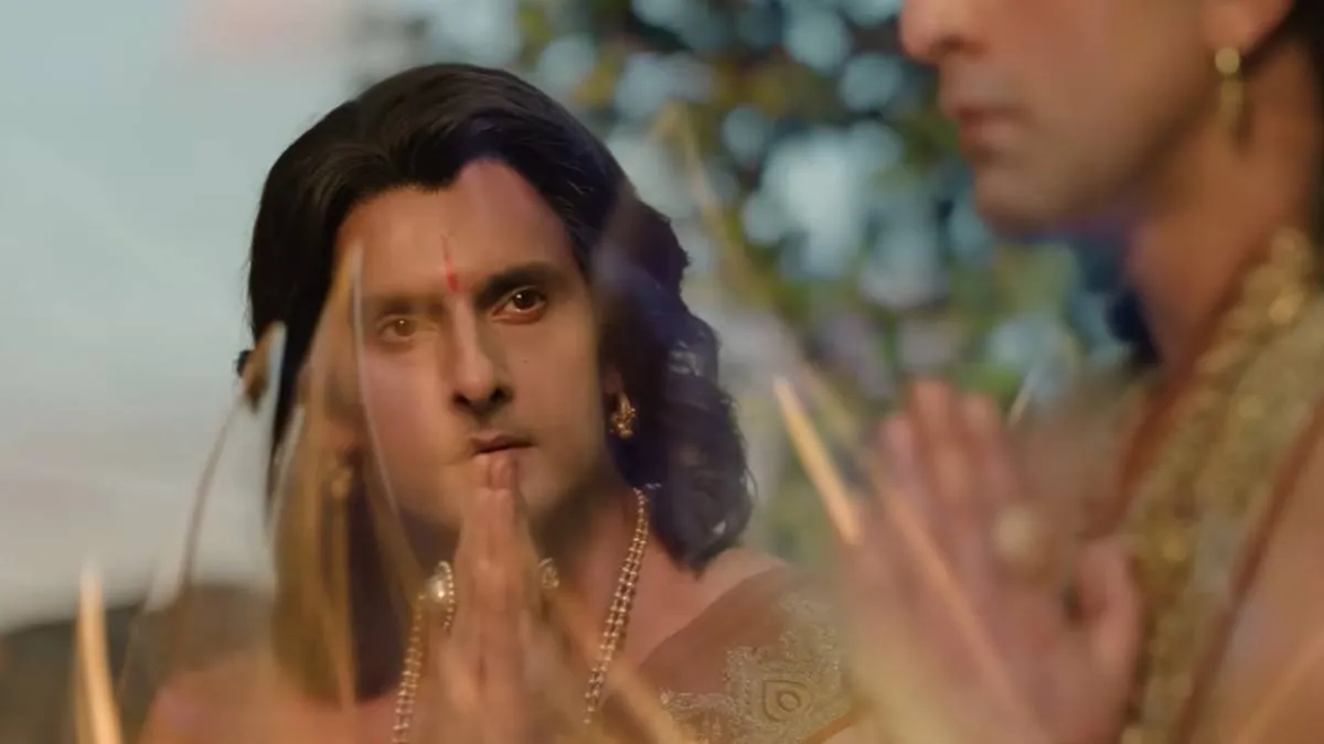 लक्ष्मण की भूमिका में नजर आएंगे रवि दुबे- नितेश तिवारी की बहुप्रतीक्षित फिल्म 'रामायण' में टीवी एक्टर रवि दुबे प्रभु श्रीराम के छोटे भाई 'लक्ष्मण' का किरदार निभा रहे हैं, जिन्होंने प्रभु श्रीराम के साथ 14 साल का वनवास काटा था। फिल्म के ट्रेलर में रवि दुबे की व्यापक झलक देखने को मिलती है। हर जगह वे प्रभु श्रीराम की परछाई की तरह उनके साथ दिखाई देते हैं।