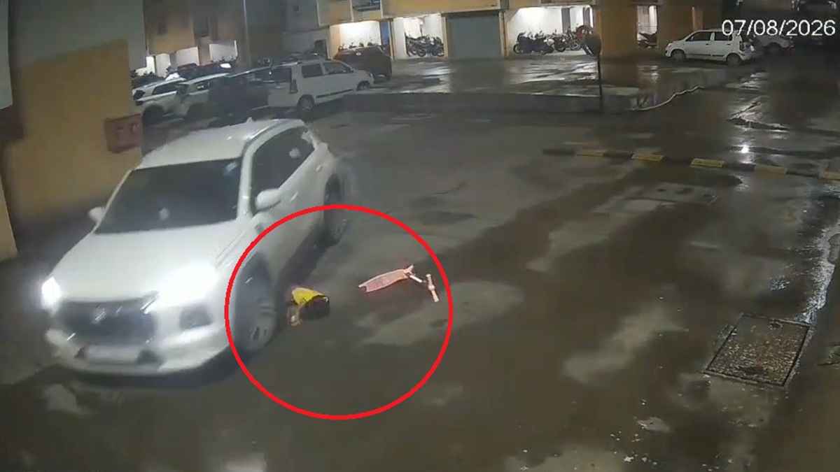 सोसाइटी में खेल रही मासूम बच्ची को कार ने कुचला, CCTV में कैद हुई दिल दहला देने वाली घटना