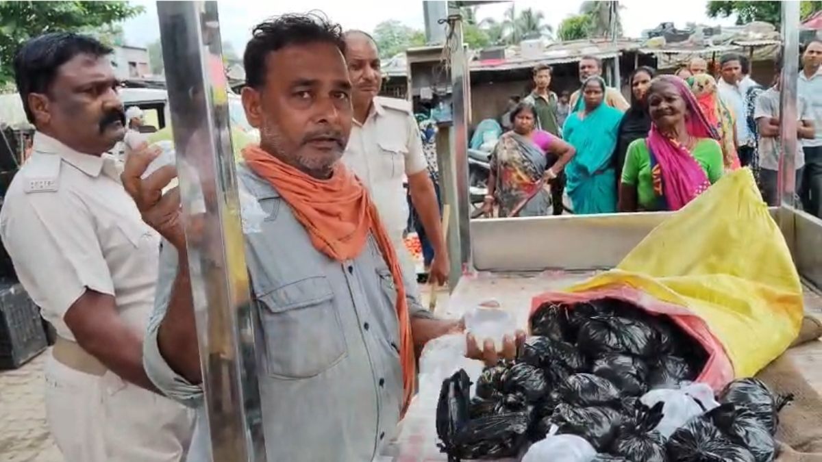 सब्जी के ठेले से चल रहा था शराब का धंधा, फारबिसगंज में 30 लीटर देसी चुलाई शराब के साथ तस्कर गिरफ्तार