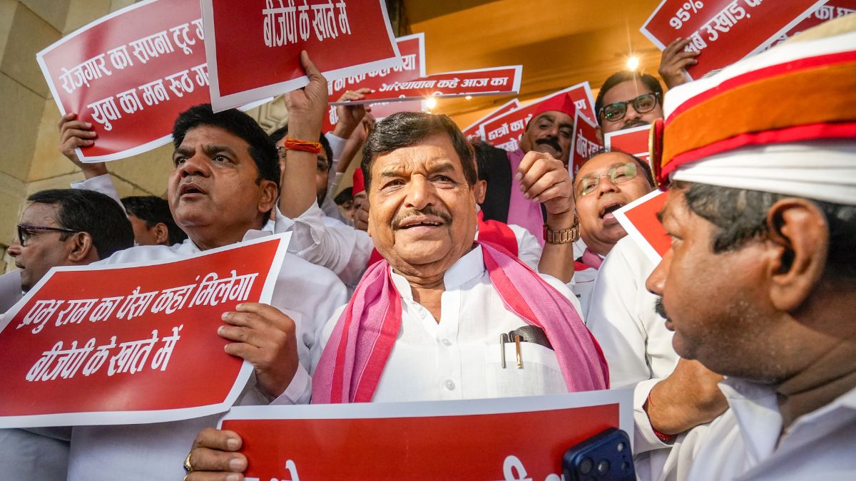 राम मंदिर चढ़ावा मामले में यूपी विधानसभा में भारी हंगामा, वेल में आए सपा विधायक, सचिन यादव पूरे सत्र के लिए सस्पेंड