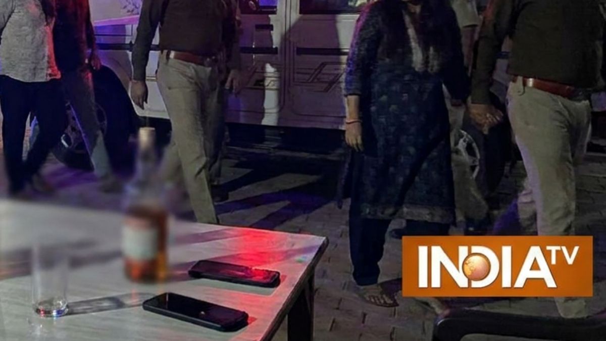 सूरत के फार्महाउस में छलकाया जा रहा था जाम, पुलिस ने 8 महिलाओं समेत 22 को किया गिरफ्तार