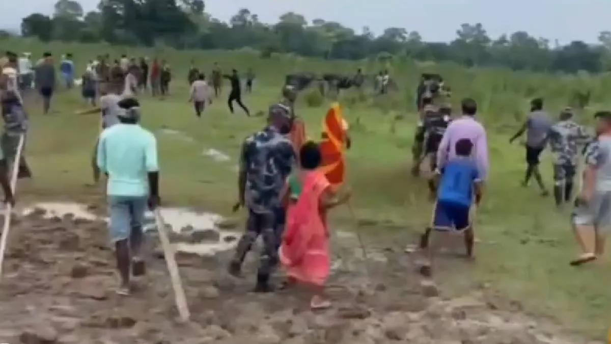 भारत-नेपाल बॉर्डर पर फिर बढ़ा तनाव, नेपाली ग्रामीणों ने सुरक्षाबलों पर किया पथराव, बिहार के थाने में FIR दर्ज नेपाल बॉर्डर पर तनाव- India TV Hindi