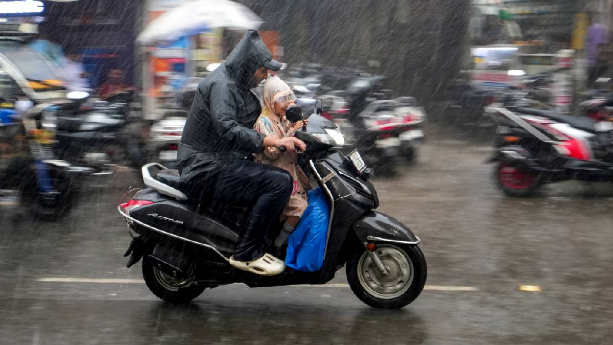 यूपी-बिहार समेत कई राज्यों में भारी बारिश का अनुमान, दिल्ली-NCR का मौसम हुआ सुहावना