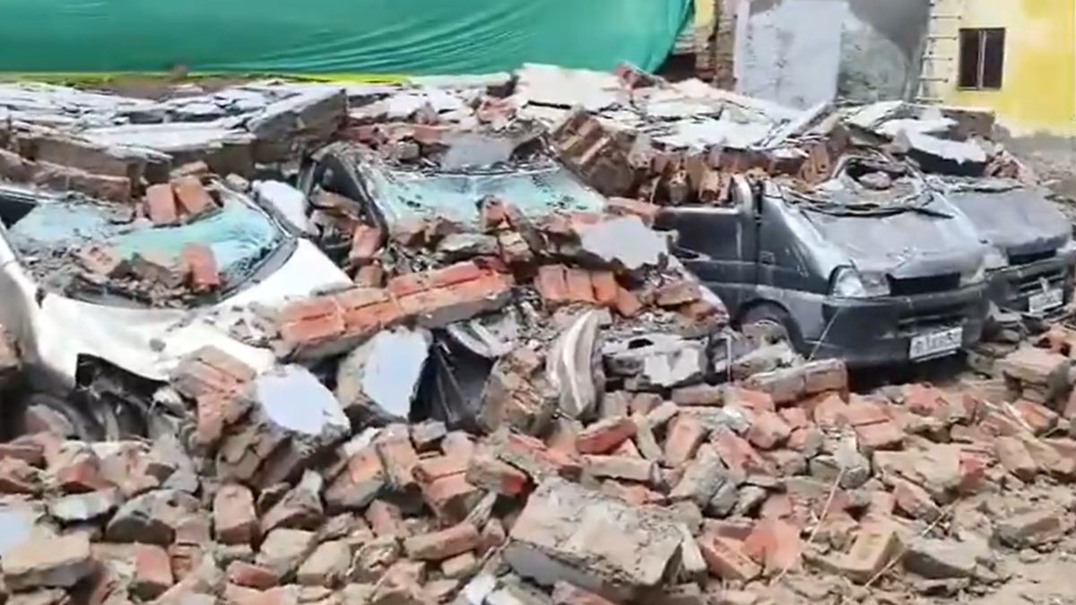 दिल्ली में गिरी पार्किंग की दीवार, मलबे में दबकर 10 गाड़ियां हुई तबाह; भारी नुकसान