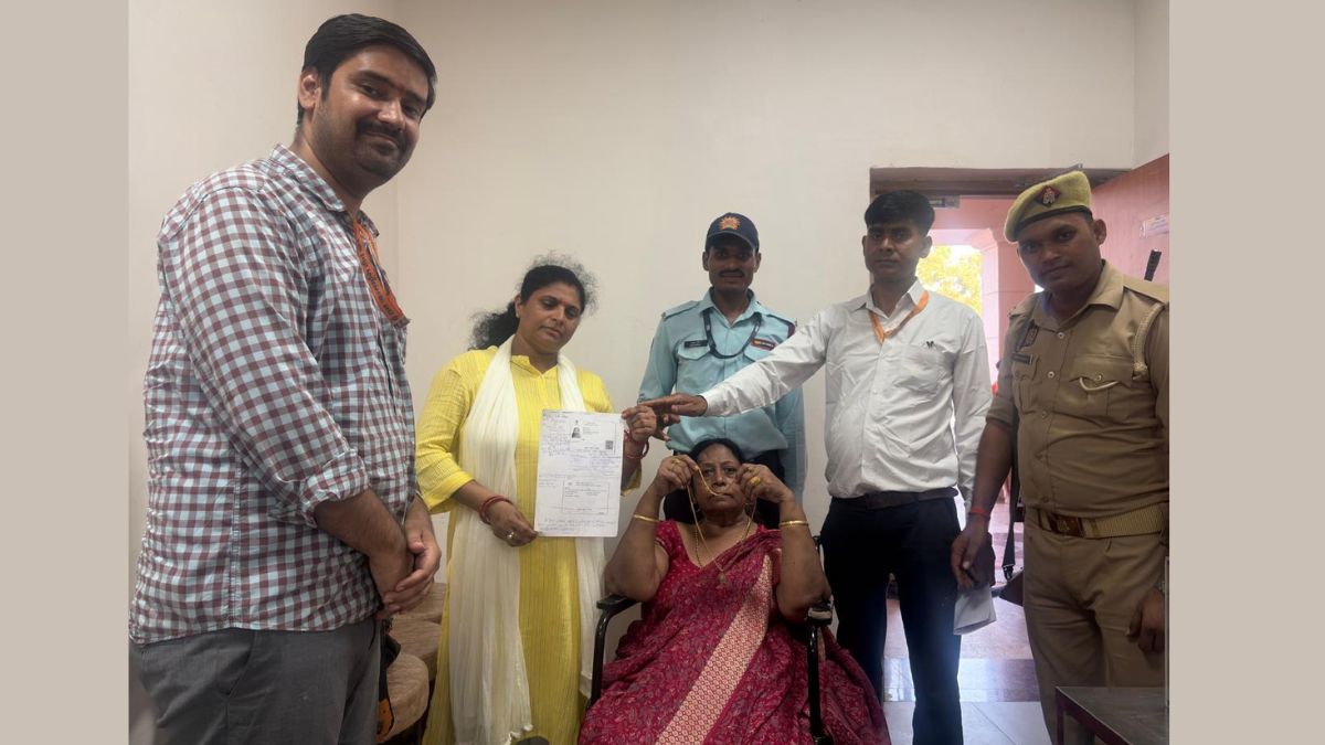 राम मंदिर के सेवादार ने पेश की ईमानदारी की मिसाल, श्रद्धालु को खोजकर लौटाया खोया हार