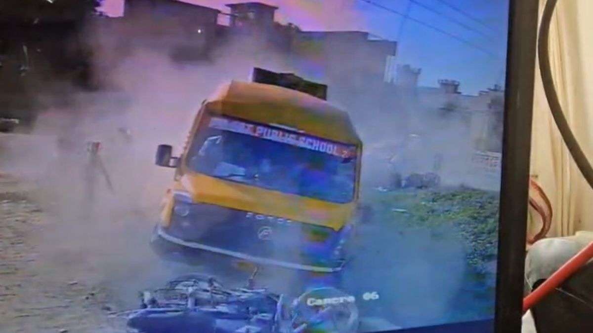 स्कूल बस ने ई-रिक्शा में मारी जोरदार टक्कर, 13 घायल, एक की मौत; सामने आया CCTV फुटेज