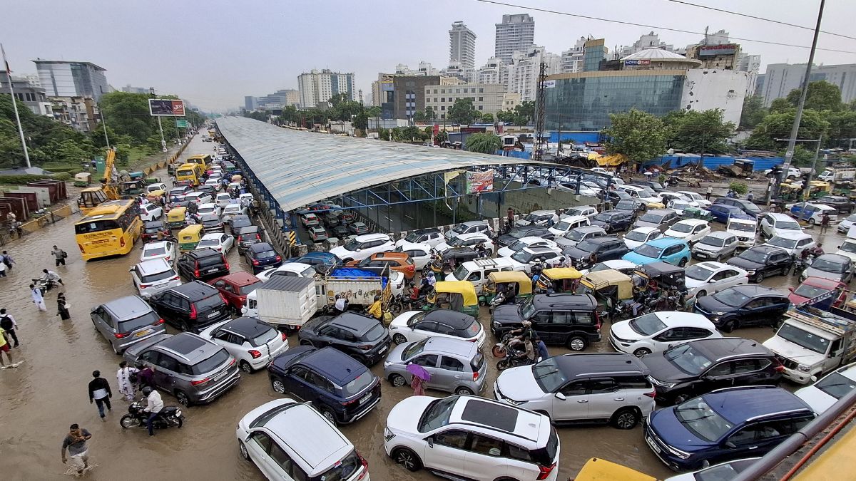 भारी बारिश से दिल्ली-NCR पस्त, गुरुग्राम में वर्क फ्रॉम होम की एडवाइजरी जारी; ऑनलाइन चलेंगी क्लास