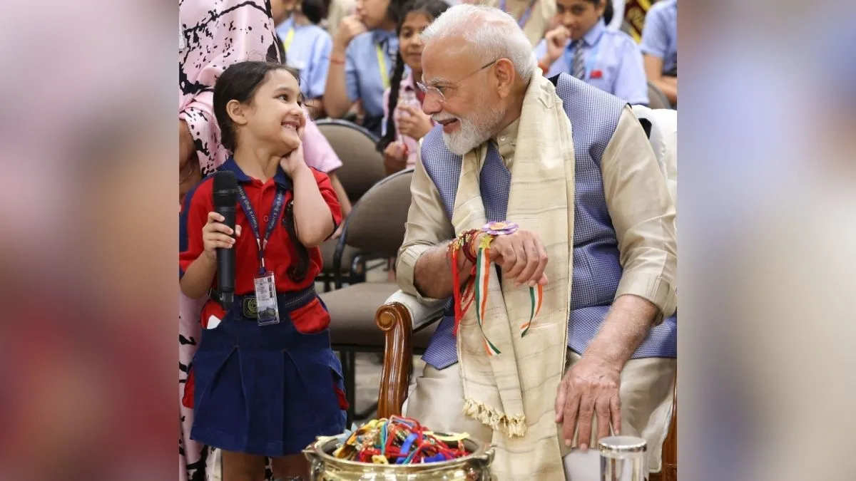 पीएम मोदी ने सोशल मीडिया प्लेटफार्म X पर एक पोस्ट में लिखा, "रक्षाबंधन की शुभकामनाएं। यह शुभ त्योहार आप सभी के जीवन में खुशियां, समृद्धि और सफलता लाए।" उन्होंने यह भी कामना की कि स्नेह, एकजुटता और आपसी विश्वास का बंधन हमेशा बना रहे।