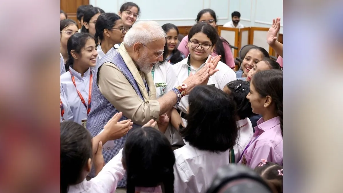 पीएम मोदी ने बच्चों के राखी बांधने की तस्वीरें भी शेयर कीं। वहीं एक वीडियो में पीएम मोदी को बच्चों से गर्मजोशी से मिलते, हाथ मिलाते, हाई-फाइव करते और मुस्कुराते हुए देखा गया।