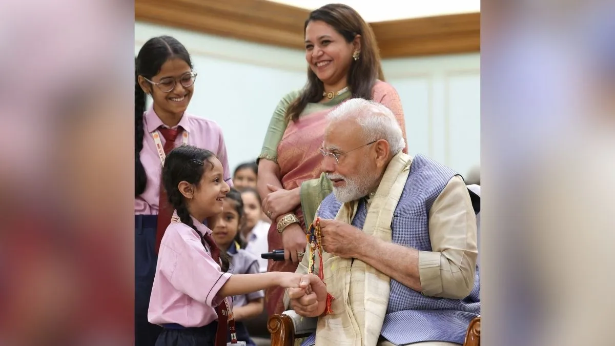 इस दौरान एक बच्चे ने पीएम मोदी से पूछा कि बचपन में उनका सपना क्या था। इस पर उन्होंने जवाब देते हुए कहा, "आप लोगों से मिलना।"