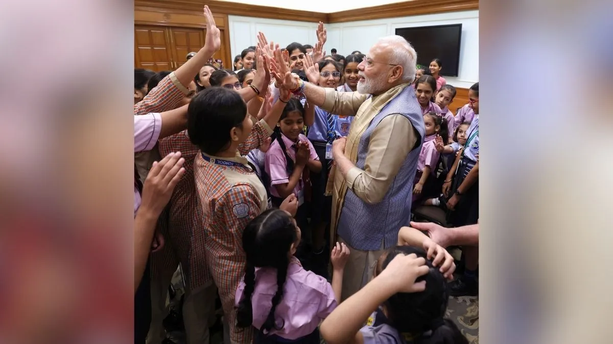 बच्चों के साथ अपनी बातचीत के बारे में उन्होंने लिखा, "7, LKM में आज के रक्षाबंधन समारोह के दौरान हाई-फाइव, मुस्कान और बहुत कुछ।"