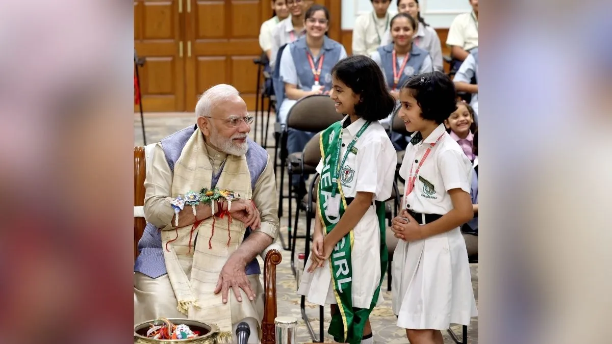 बता दें कि रक्षाबंधन एक हिंदू त्योहार है जो भाई-बहन के रिश्ते के अटूट बंधन के तौर पर मनाया जाता है। इस मौके पर बहनें अपने भाइयों की कलाई पर रंग-बिरंगे धागे या राखियां बांधती हैं, जो उनकी दिल से निकली प्रार्थनाओं और शुभकामनाओं का प्रतीक होता है। बदले में भाई सोच-समझकर चुने गए तोहफे देते हैं और हर हाल में उनकी रक्षा करने का वादा करते हैं।