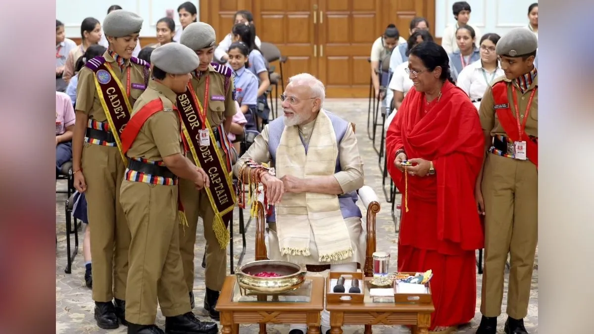 पीएम मोदी ने अपनी पोस्ट में लिखा, "7, लोक कल्याण मार्ग पर रक्षाबंधन समारोह के कुछ यादगार पल। यह त्योहार स्नेह और सद्भाव के बंधन को और गहरा करे। यह सभी के लिए खुशियां और समृद्धि लाए।"