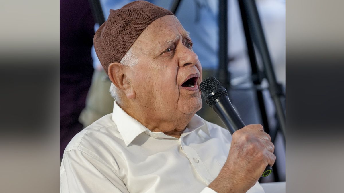 जब फारूक अब्दुल्ला ने थामा माइक, गाया- ‘लग जा गले’ गाना, खूब वायरल हो रहा Video