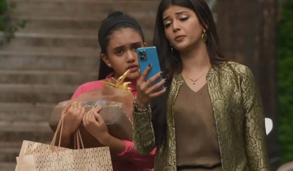 हालांकि, अभिरा नहीं चाहती कि अरमान बदला लेने का रास्ता चुने। उसका मानना ​​है कि गुस्से में आकर कोई कदम उठाने के बजाय परिवार को दमानियों का सामना सोच-समझकर करना चाहिए। अरमान के लिए इस बात को मानना ​​मुश्किल होता है, क्योंकि वह अभिरा और मुक्ति की रक्षा करना चाहता है। क्या अरमान और रघु की गिरफ्तारी पोद्दार और दमानी परिवारों के बीच दूरियां और बढ़ा देगी? क्या जेल से छूटने के बाद अरमान बदला लेगा? क्या अभिरा परिवार को किसी और खतरनाक टकराव में पड़ने से रोक पाएगी?