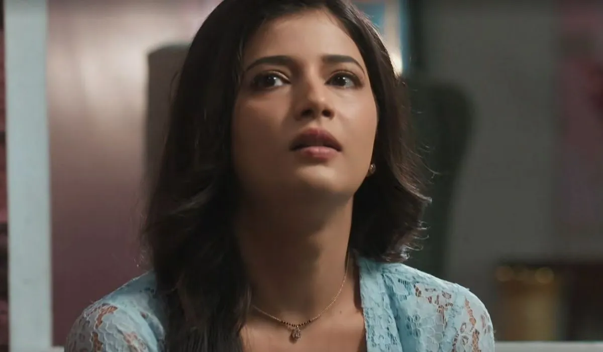 हालांकि, अरमान अनिच्छा से मान भी जाता है, लेकिन अपनी बेटी मायरा के प्रति उसका पजेसिव और ओवर-प्रोटेक्टिव रवैया अभिरा के लिए बड़ी मुसीबत खड़ी कर देता है। हालात तब और बिगड़ जाते हैं, जब दमानी परिवार मायरा पर कबीर के गायब होने का आरोप लगाता है और जबरदस्ती उसे पुलिस स्टेशन ले जाता है। कबीर के लौटने के बाद मामला कुछ समय के लिए सुलझ जाता है और कबीर व मायरा अपने परिवारों के बीच की दुश्मनी को खत्म करने की कोशिश भी करते हैं।
