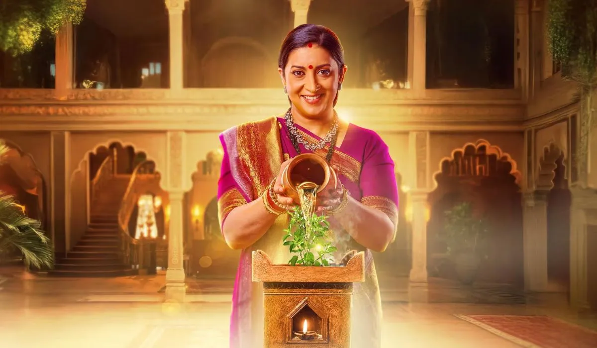 'क्योंकि सास भी कभी बहू थी 2' के अपकमिंग एपिसोड में देखने को मिलेगा कि तुलसी की जिंदगी में खुशी और दुख साथ आने वाला है। वहीं, तृप्ति और मिहिर के बीच भी अनबन देखने को मिलेगी। पसंदीदा टीवी शो का नया एपिसोड करण के समायरा को गणेश जी की मूर्ति गिफ्ट करने और भावुक होकर यह समझाने से शुरू होता है कि माता-पिता का अपने बच्चे के लिए प्यार कितना गहरा होता है। वह उसे बताते हैं कि बच्चे अक्सर भूल जाते हैं कि उनके माता-पिता उनसे कितना प्यार करते हैं और कुछ गलतियों का माता-पिता पर कितना गहरा असर पड़ता है।