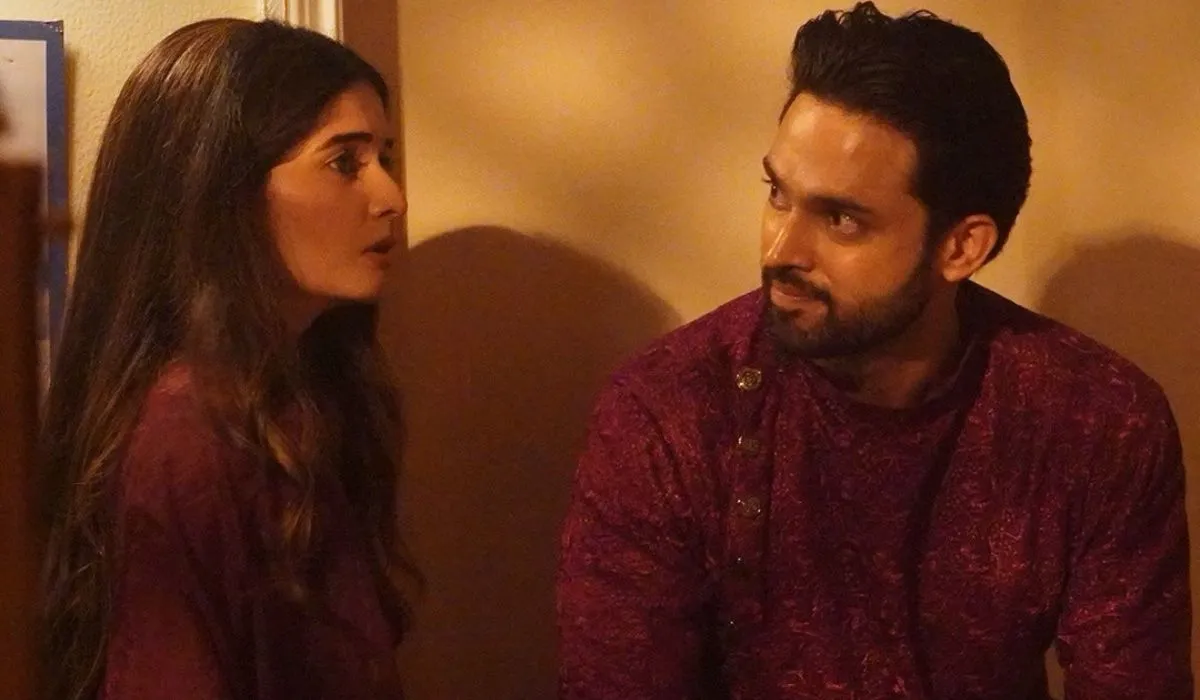 कलाकारों ने सोशल मीडिया पर 'सहर होने को है' के सेट से जश्न के खास पल शेयर किए हैं। बिहाइंड-द-सीन्स तस्वीरें पोस्ट कीं और अपनी कहानी का हिस्सा बनने के लिए दर्शकों का धन्यवाद किया। फैंस ने कमेंट्स में बधाई संदेशों की झड़ी लगा दी, जिससे यह सेलिब्रेशन ऑनलाइन ट्रेंड करने लगा। यह शो लंबे समय से अपनी कास्ट और कहानी को लेकर चर्चा में रहा है।