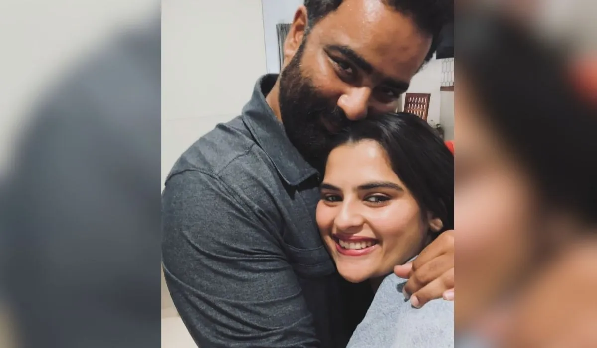 इसी तरह काव्या कल्याणराम ने भी उनके साथ अपनी एक पोस्ट शेयर की और कहा, 'लाइफ अपडेट मुझे अपना येलो पेपर डेजी मिल गया है। कुछ लोग हमारी जिंदगी में आते हैं और हमें ऐसा महसूस कराते हैं जैसे हम भगवान के सबसे पसंदीदा बच्चे हों! और जब सही इंसान जिंदगी में आता है तो दुनिया को गुलाबी चश्मे से देखना कोई बुरी बात नहीं है।'