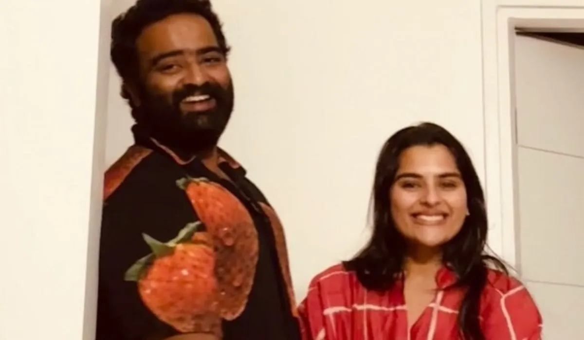 अपने सोशल मीडिया हैंडल पर काला भैरव ने काव्या कल्याणराम के साथ कुछ तस्वीरें शेयर कीं और लिखा, 'काव्या बाबू, तुम्हारे साथ समय बिताना ऐसा लगता है जैसे पहाड़ों के पास बैठकर पानी की धारा को देख रहे हों। तुम्हारे साथ कुछ भी करना ऐसी छुट्टी जैसा लगता है जो कभी खत्म न हो। तुमसे बातचीत करना सर्दियों की सुबह अपनी पसंदीदा कॉफी पीने जैसा लगता है और ऐसी ही बहुत सी बातें।'