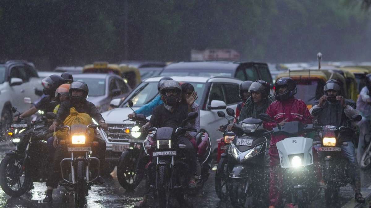 दिल्ली में अगले दो दिन कैसा रहेगा मौसम? अगस्त के 8 दिनों में ही महीने भर की बारिश का